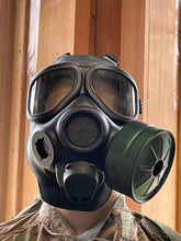 Load image into Gallery viewer, m 40 gas mask on mannnequin 
