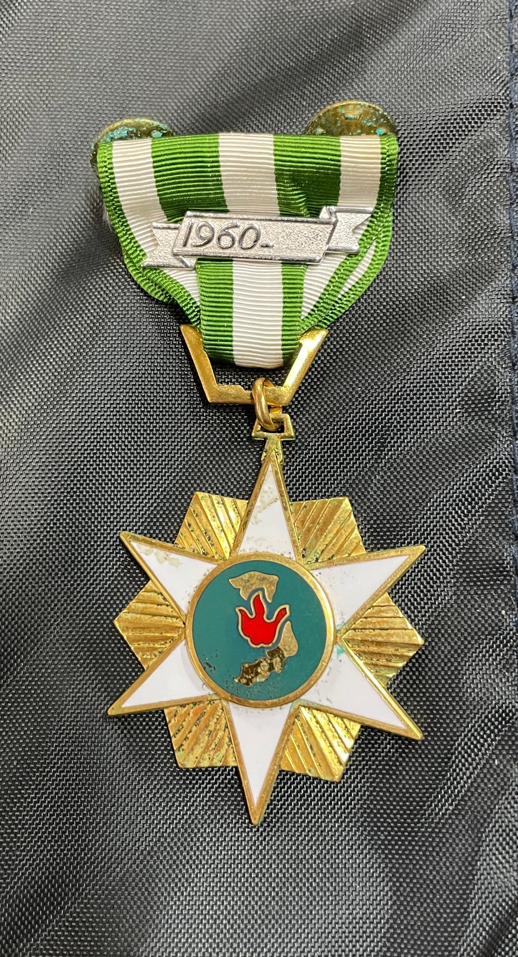 FRONT VIEW OF VIETNAM MEDAL