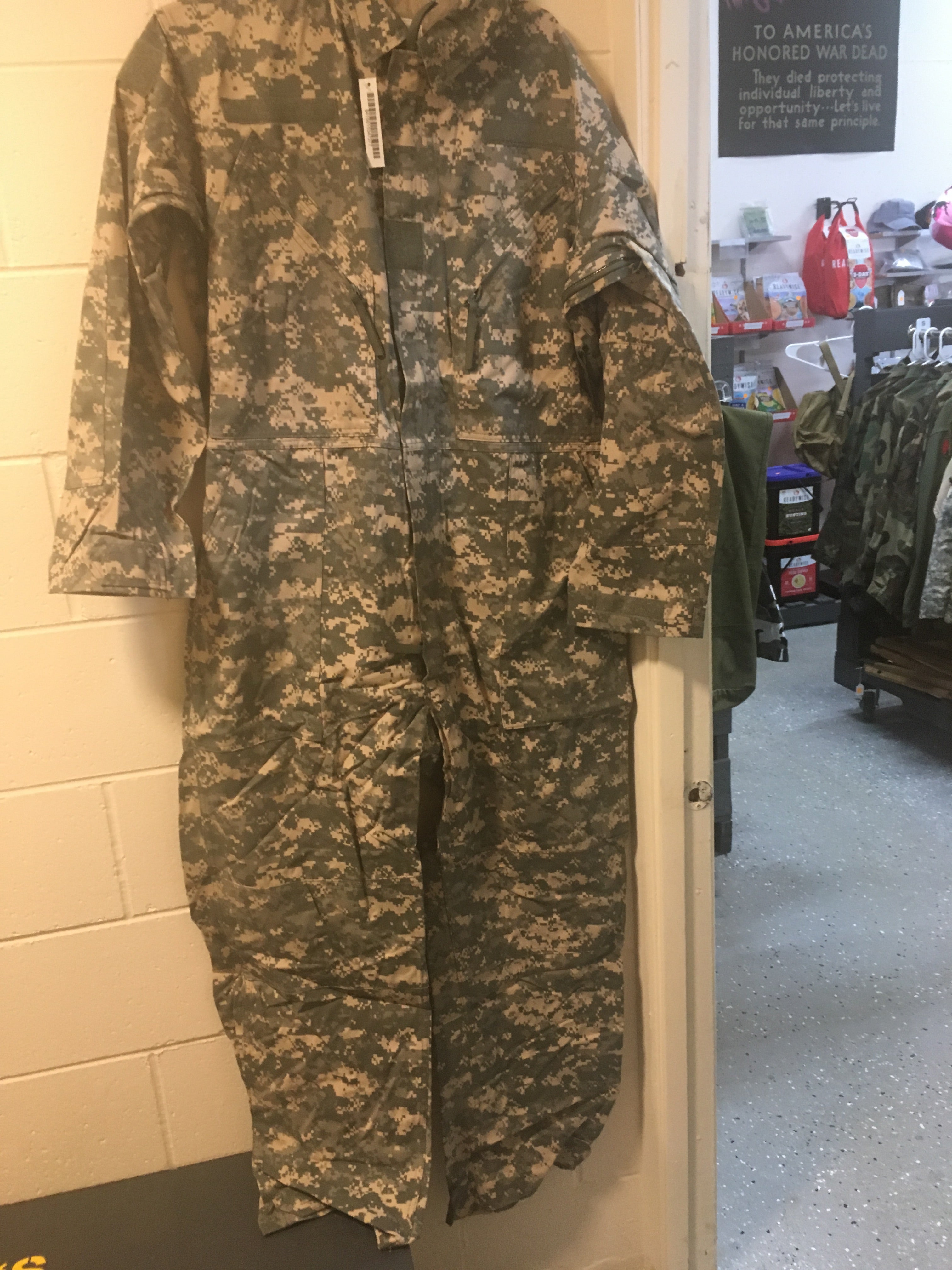 Army COVERALLS , MECHANICS SIZE: LARGE NSN:8415-01-534-7377/ACU Pattern